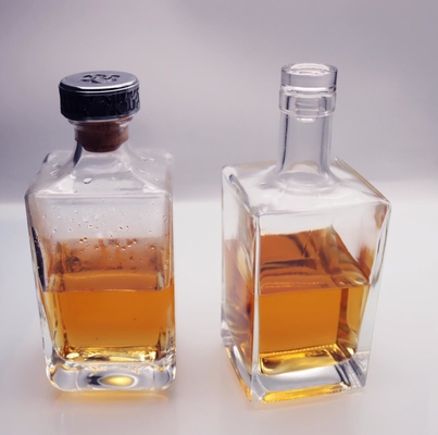 よい価格 白い亜鉛合金のコルクの正方形のウイスキー ボトル700ml 21.5mmの水晶 オンライン